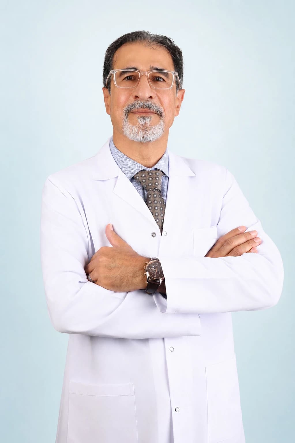Dr. Alireza Soltanzadeh açık mavi arka planda beyaz önlüğüyle